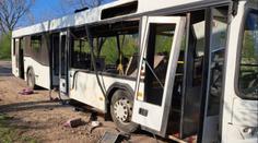 Ruský dron sestřelil autobus vezoucí lidi do práce. Devět mrtvých, desítky zraněných
