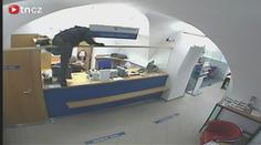 VIDEO: Lupič atlet přeskočil přepážku a vybral banku