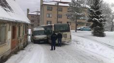 SNÍH: Smrt pod kamionem, autobus se srazil s dodávkou