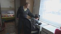 Dům jim vyhořel, máma syny nechce. O tři kluky se stará děda