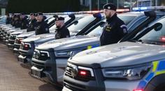 Další silná auta v policejních barvách. Do služby vyjede dvacet terénních pick-upů