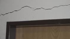 Nájemníky žďárské bytovky děsí velké praskliny. Vše je v pořádku, tvrdí město