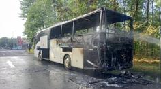 Video: Drama na silnici u Býště. Autobus lehl popelem, cestující stihli utéct