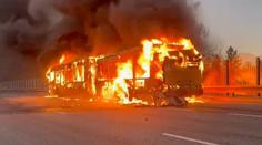 Děsivá podívaná u Chrastavy: Na silnici shořel autobus. Cestovalo v něm 30 lidí