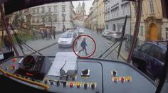VIDEO: Tramvaják jako anděl strážný! Zachránil malého chlapce