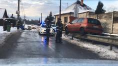 Bizarní nehoda. Řidička “hupsla“ na svodidla, auto viselo ve vzduchu
