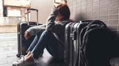 Turistům uvízlým v zahraničí došly peníze, měsíc museli žít v jeskyni