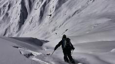 Skialpinistu v Jeseníkách zavalila lavina! Zraněný se vyhrabal sám