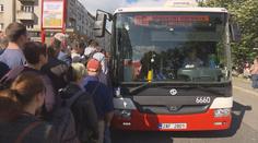 Přecpaná MHD v Praze: Náhradní doprava nezvládá množství lidí
