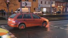 Dívku v Plzni srazilo auto. Do silnice měla skočit, aby zachránila mladšího brášku