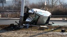 Řidič v Praze zdemoloval auto o sloup, od nehody utekl