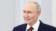 Putin se nečekaně objevil v davu lidí. Prozradil o Rusku víc, než by chtěl