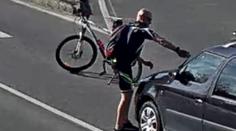 Řidič zatroubil na cyklistu, ten na něj zaútočil! Vybil se na autě