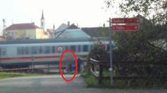 Měl štěstí! Cyklista utíkal před policistou, těsně ho minul rychlík