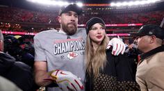 V zóně NFL: O Super Bowlu, osobnostech a přepisu historie
