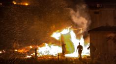 Bitka mezi uprchlíky ve Francii: 6 pobodaných, shořel celý tábor