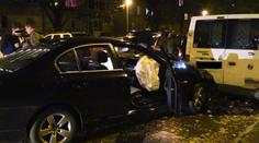 Mladík naboural pět aut, pak utekl! Vrátil se s lahví alkoholu v ruce