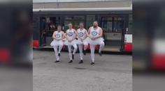 VIDEO: Řidiči brněnské MHD baví internet. Před autobusem tancují jako baletky