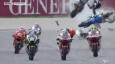 VIDEO: Hororová nehoda v závodech motorek! Létaly plechy a stroje dělaly salta