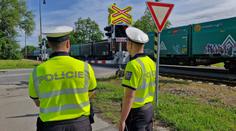 Kvůli partnerské hádce ohrozil životy. Na přejezdech nesmyslně riskují řidiči i chodci