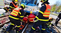 Seniorka spadla pod tramvaj, vyprošťovaly ji dvě jednotky hasičů