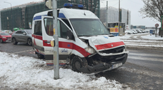 Sanitka v Praze na sněhu narazila do aut. Tři lidé jsou zranění