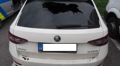 Řidiče superbu naštval kamion v zúžení. Po vybrždění přišla tvrdá odplata