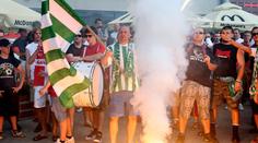 Fanoušci Bohemians 1905 pochodovali do Edenu. Asistovala jim policie se psy
