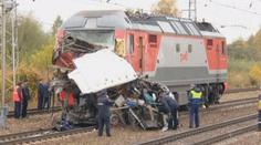 Vlak na kolejích roztrhal autobus! Lidé skákali ven, 16 jich zemřelo