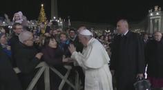 VIDEO: Papež udeřil po ruce ženu, která ho nechtěla pustit. Už se omluvil
