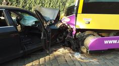 Nehoda auta a tramvaje v centru Prahy: Několik zraněných, řidič nadýchal