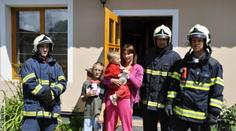 Malý hrdina (8) na Olomoucku vynesl sestřičku (2) z hořícího domu