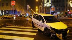 Opilý řidič jel zákazem a po kolejích, poté sejmul druhé auto
