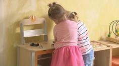 Místa ve školkách jsou nedostatkovým zbožím, tisíce dětí musely zůstat doma