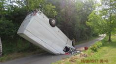 Postrach z Domažlicka: Prorazila plot, pod svahem auto převrátila!