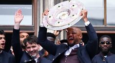 Trapas při mistrovských oslavách Bayernu. Zachránila je Kompanyho žena