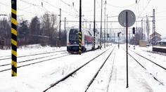 Školáci vyskládali na koleje kamení. Jednomu teď hrozí vězení