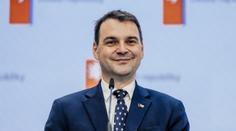 Macinka čelí kritice kvůli falešnému rozhovoru. V místnosti byly atrapy zbraní