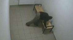 Na policejní stanici mlátil hlavou o lavici. VIDEO