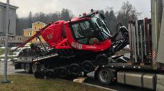 V Tanvaldu spadl Rolls-Royce mezi rolbami za 12 milionů. Zablokoval dopravu