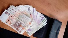 Muž v Pardubicích našel peněženku plnou bankovek. Poctivě ji odnesl strážníkům