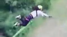 Horor při bungee jumpingu: Žena ochrnula po drsném dopadu