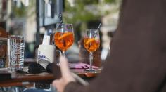 Paříž kvůli vedrům omezuje alkohol. Chce ulevit přetíženým nemocnicím