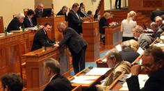 Konečně! Senátoři chtějí politikům zatrhnout dva platy