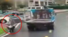 Dveře korby se rozlétly, srazily tatínka s dcerou na skútru! VIDEO