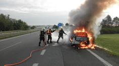 Cesta do porodnice se změnila v boj o život. Auto na dálnici vzplálo!