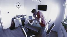 Žena se u přítele ubytovala přes jeho odpor. Musel na ni zavolat policii