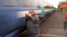 VIDEO: Vlak zázrakem nepřejel kameramana