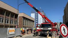 Dělníka v Benešově zasypala hlína. Je v kritickém stavu, musel pro něj vrtulník