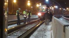 Mrtvola bez nohy na kolejích tramvaje. Vyšetřuje kriminálka